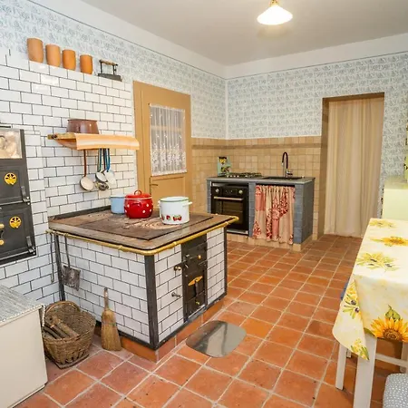 Dom wakacyjny Notranjska Hisa - Traditional Country House, Close To The World Attraction Cerknica *